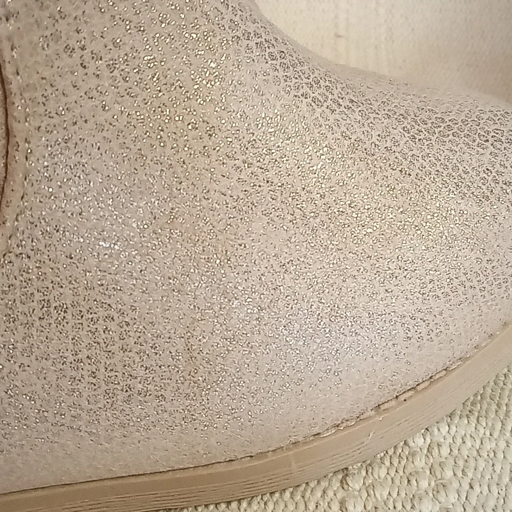 Nwot side zip light pink metallic snake skin booties